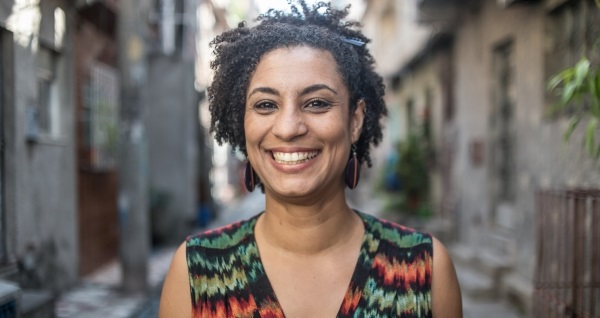 lesbiennes séduit fille réticente